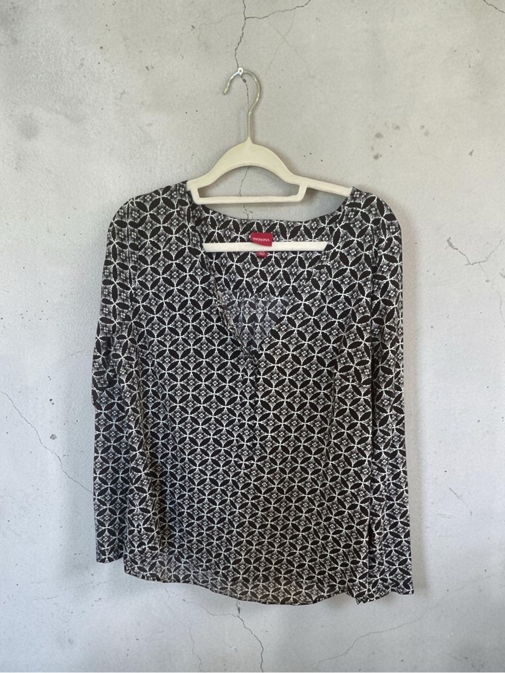 Merona Black and White Geometric V-Neck Long Sleeve Top